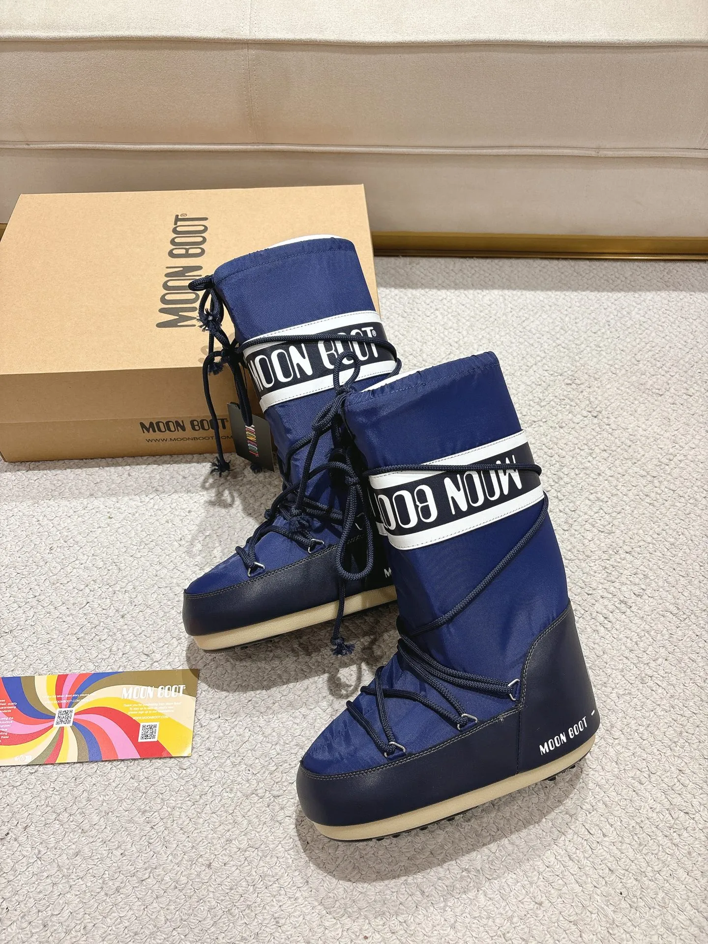 P660 Moon Boot 2025 vs. Autumn and winter popular snow boots series... [Ugly Moon Snow Boots] Forget UGG, fashionable people are wearing Moon Boot snow boots. If you find it difficult to accept the revival of UGG, then there is now a more alternative snow boot that is back, with an inner diameter of 4 cm. That is the Moon Boot. It was already very popular in the millennium. Back then, Paris Hilton and Victoria Beckham Celebrities often wear it, and now the Y2K trend is popular again. The same style is worn by young people in QQ shows, and the ugly snow boots that are shown in thousands of people have become popular again, regardless of men and women. They look slim but warm and easy to wear... ❶Fabric: Original custom/cowhide/woven wool/high mercerized waterproof cloth ❷Inner: original 100% silk cotton liner ❸foot: original 100% silk cotton liner ❹ Outsole: Original molded two-color non-slip outsole ❺ Sole thickness: 4cm (including **) ❻ Code number: 35/38; 39/41; ❼ Packaging: Original full set of packaging ☀ Color: Official website updated simultaneously